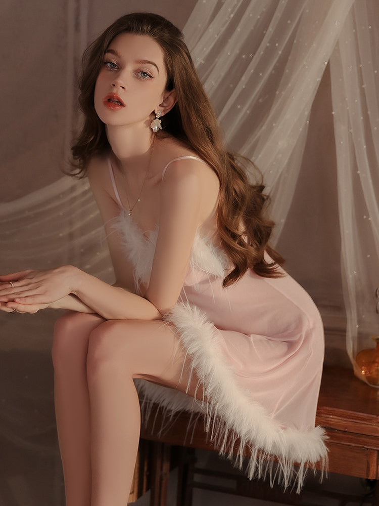 Robe nuisette à bordures en plumes Swan Elegance