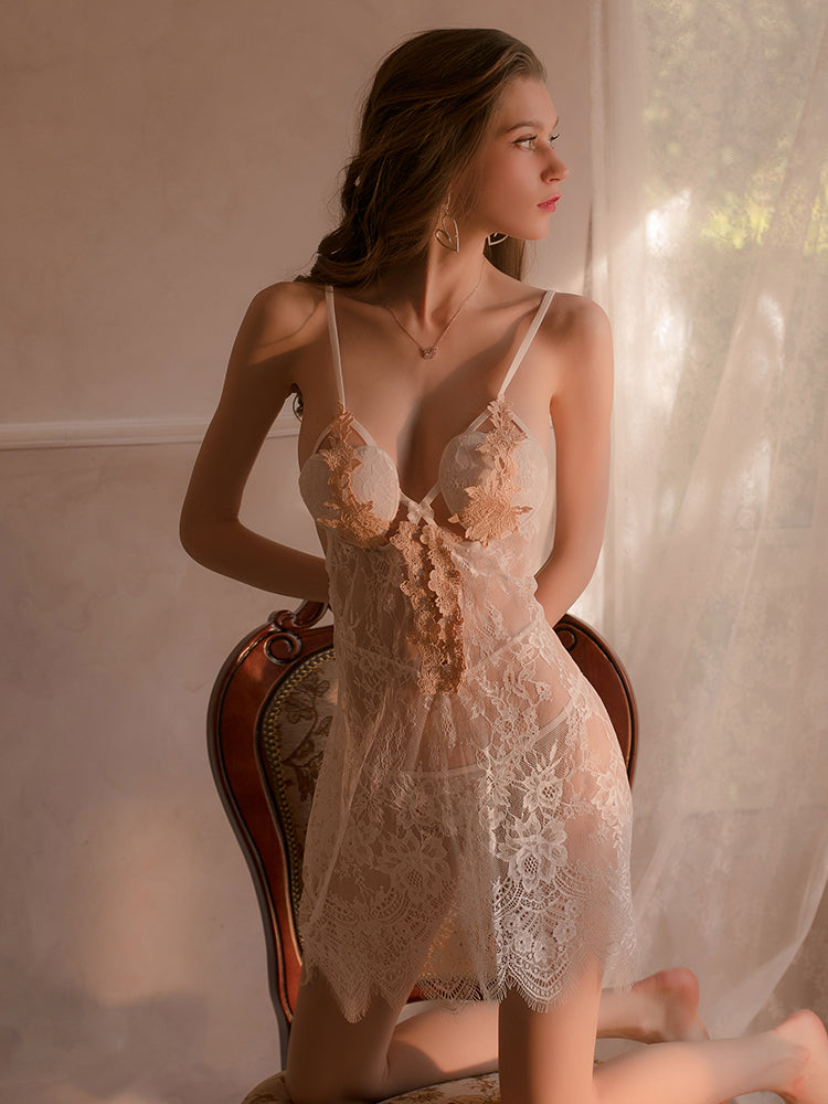 Robe nuisette en dentelle brodée délicate