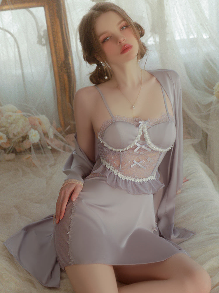 Robe nuisette en satin avec détails en dentelle et perles