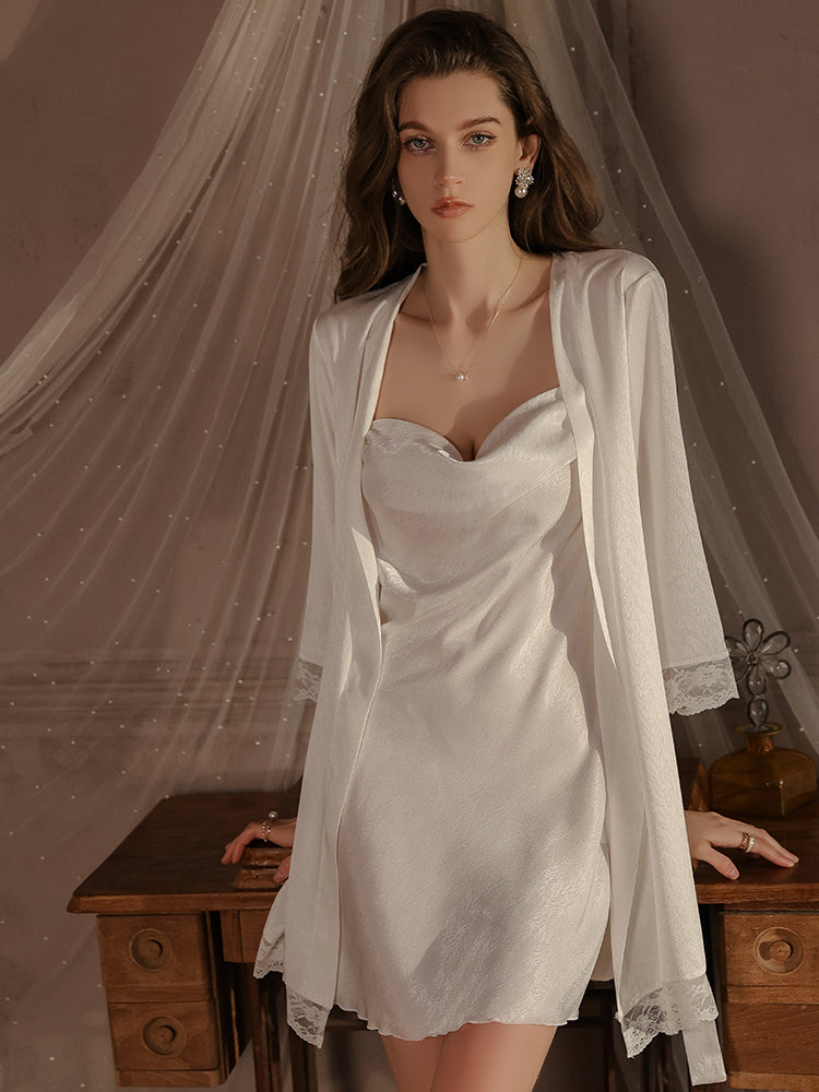 Robe nuisette en satin à bretelles et perles