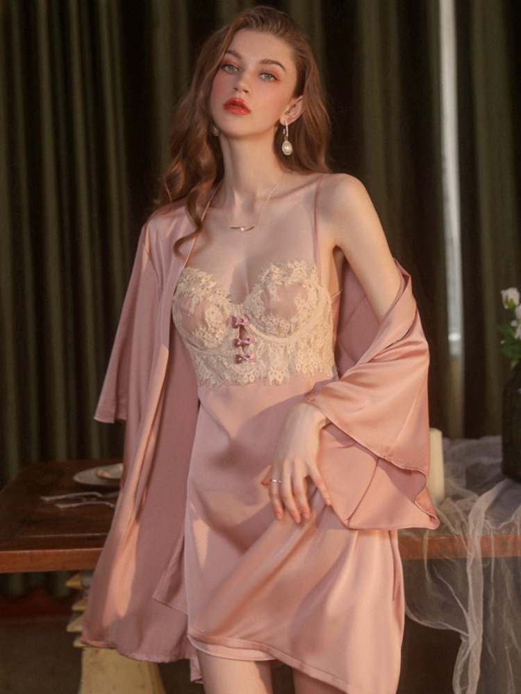 Chemise de nuit en satin Romance avec bordure en dentelle et dos nu 