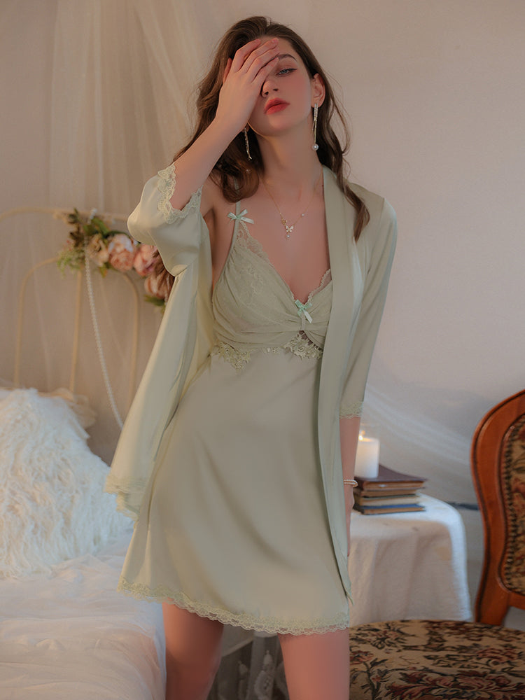 Robe nuisette en satin avec accents de dentelle Radiance