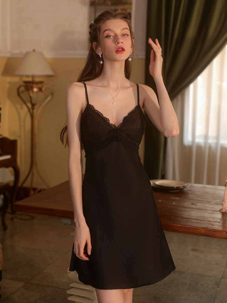 Chemise en satin classique et élégante avec nuisette mi-longue bordée de dentelle