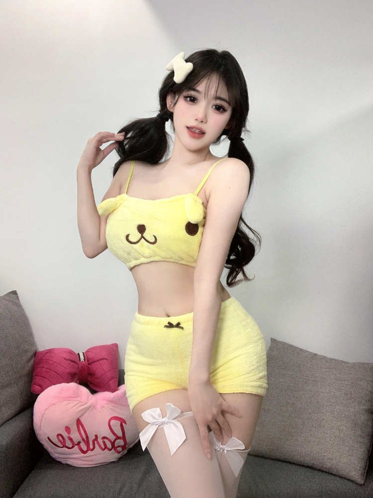 Yellow lounge set featuring a Pompompurin character motif and delicate bows.