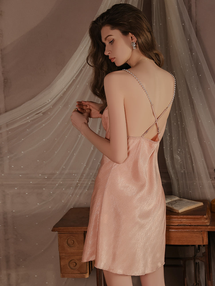 Robe nuisette en satin à bretelles et perles