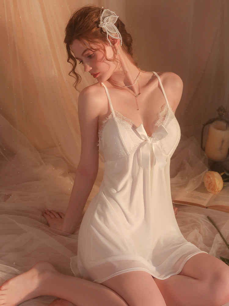 Chemise de nuit élégante en satin blanc avec détails en dentelle