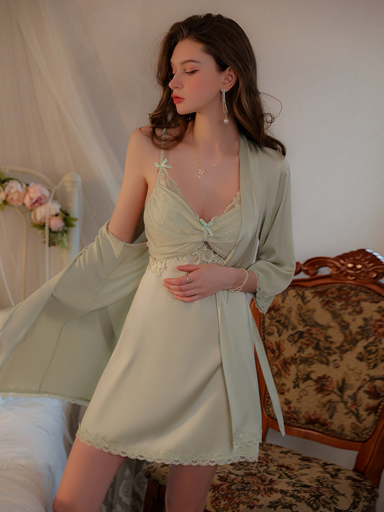 Robe nuisette en satin avec accents de dentelle Radiance