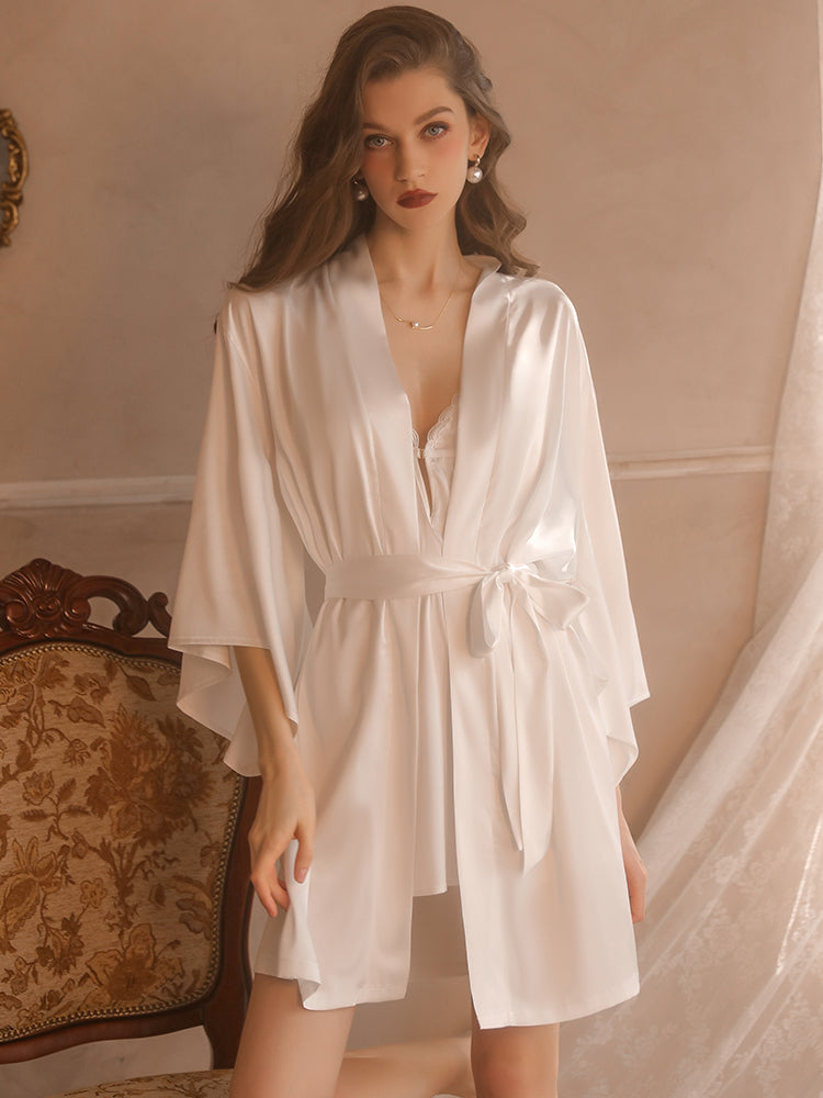 Robe nuisette élégante en satin avec bordure en dentelle