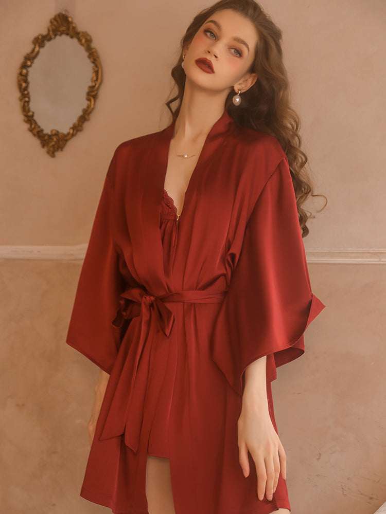 Elegante camicia da notte in raso con bordi in pizzo