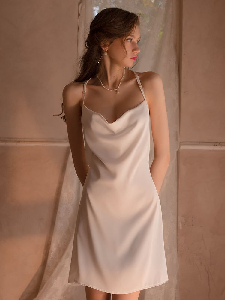 Robe nuisette mi-longue en satin soyeux et élégant