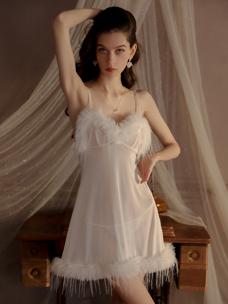 Robe nuisette à bordures en plumes Swan Elegance