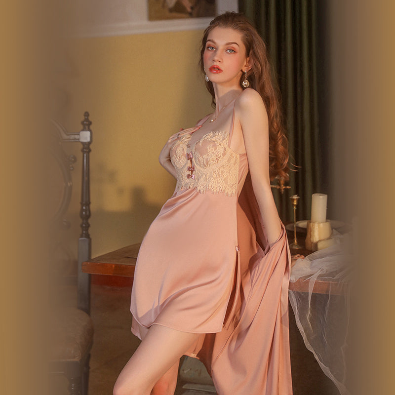 Chemise de nuit en satin Romance avec bordure en dentelle et dos nu 