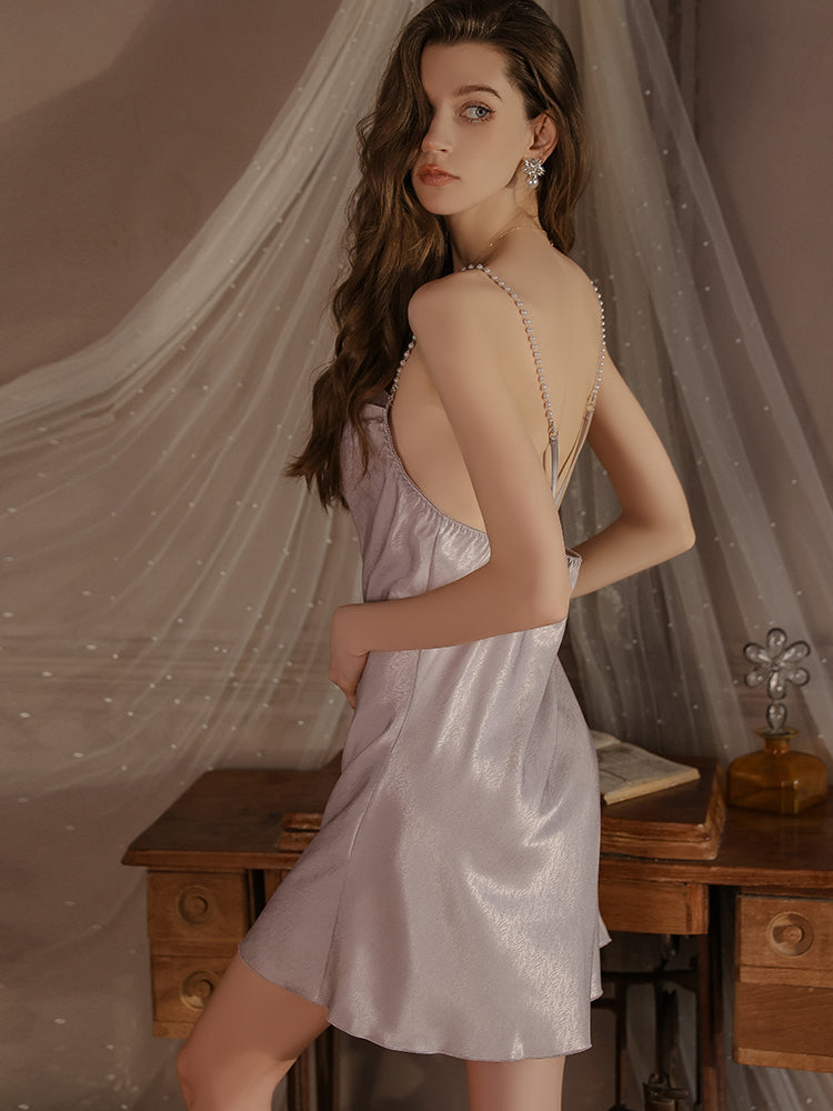 Robe nuisette en satin à bretelles et perles