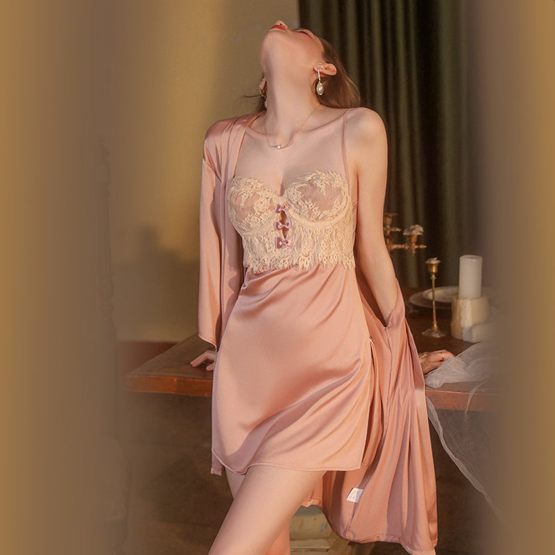 Chemise de nuit en satin Romance avec bordure en dentelle et dos nu 