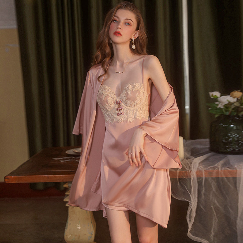 Chemise de nuit en satin Romance avec bordure en dentelle et dos nu 