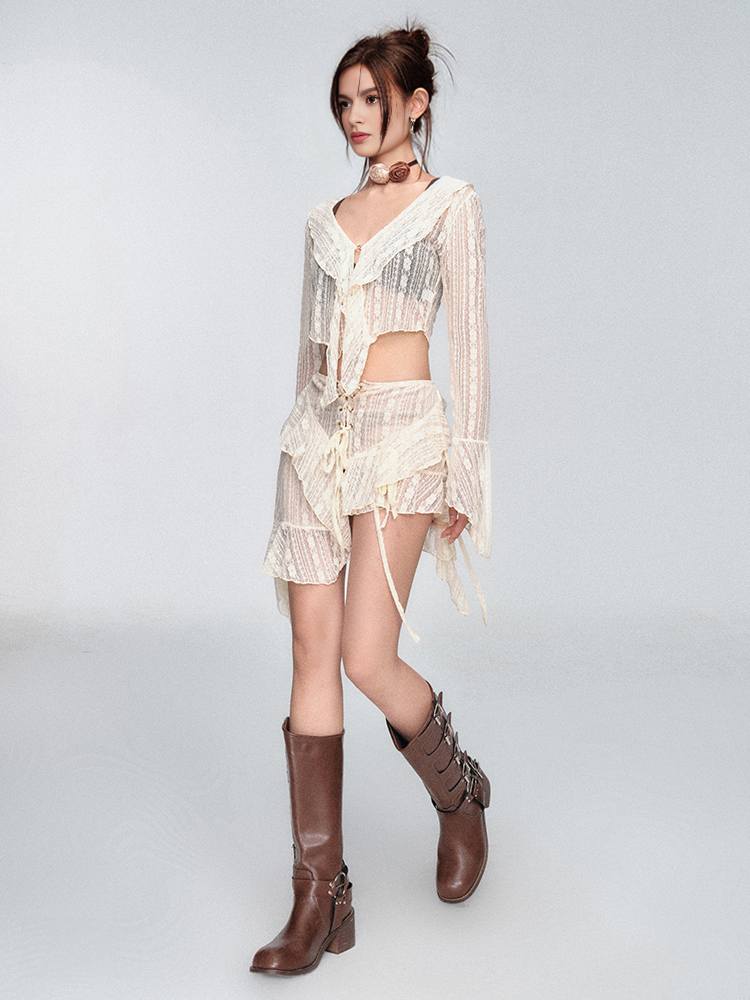 Böhmisches Minikleid mit Schnürung und Cut-Outs