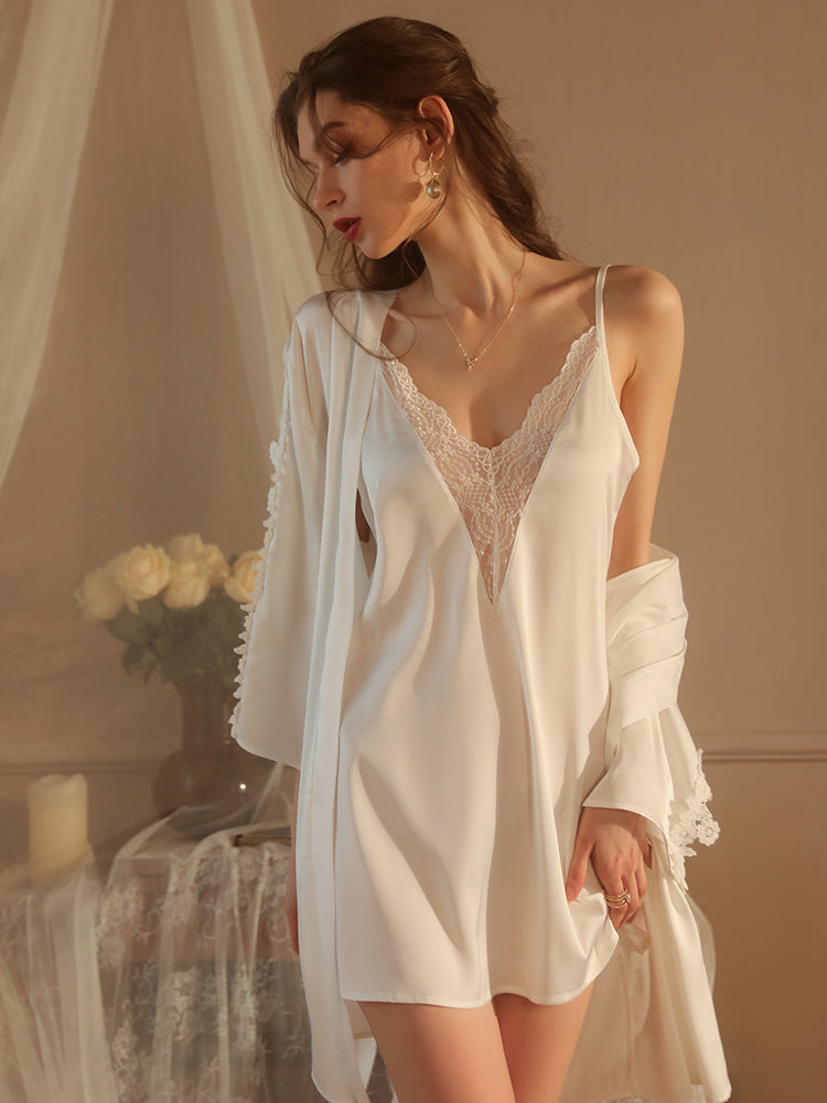 Robe nuisette chic en satin avec détails en dentelle