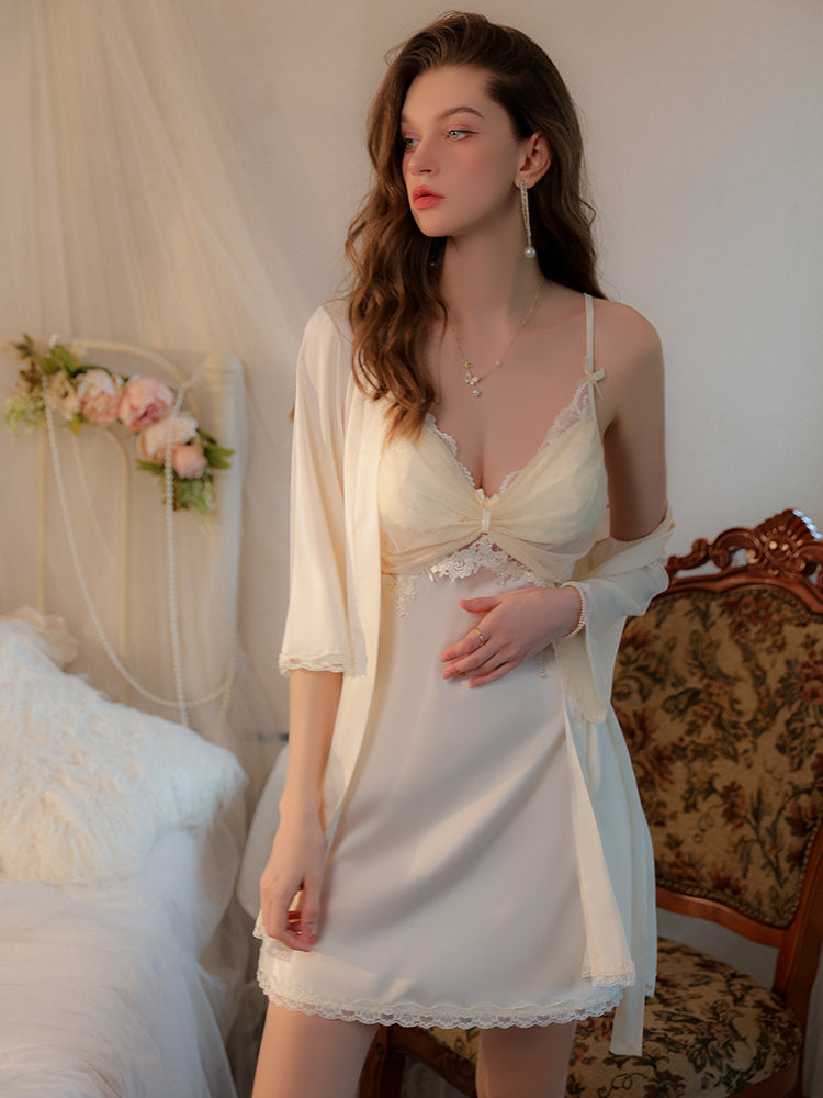 Robe nuisette en satin avec accents de dentelle Radiance