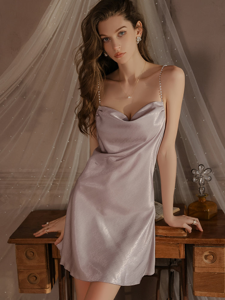 Robe nuisette en satin à bretelles et perles