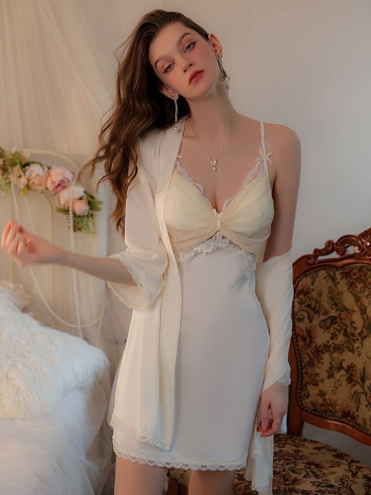 Robe nuisette en satin avec accents de dentelle Radiance