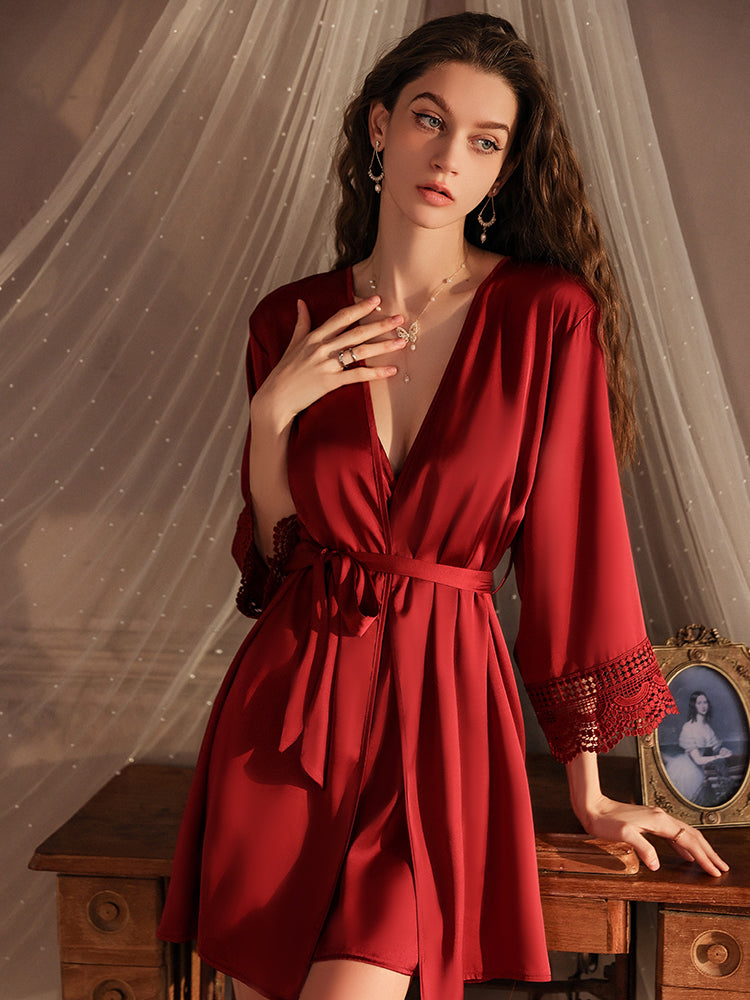 Robe nuisette élégante en satin avec détails en dentelle