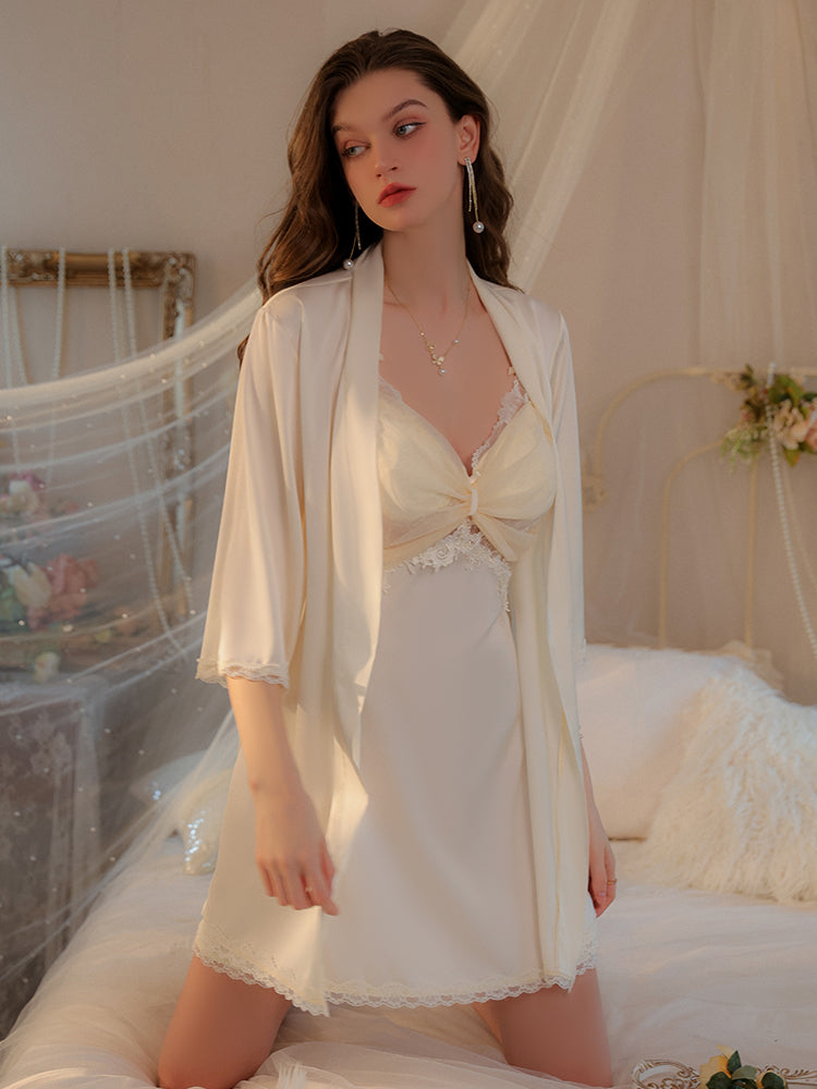 Robe nuisette en satin avec accents de dentelle Radiance