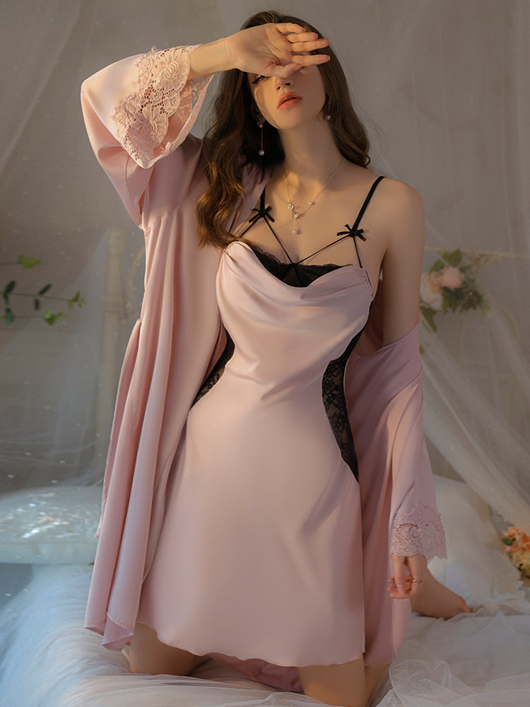 Robe nuisette élégante en satin et dentelle contrastée