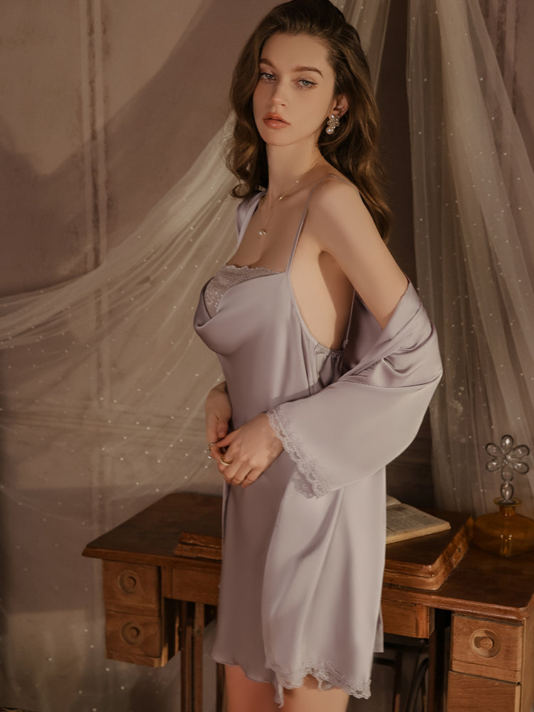 Robe nuisette élégante en satin avec détails en dentelle