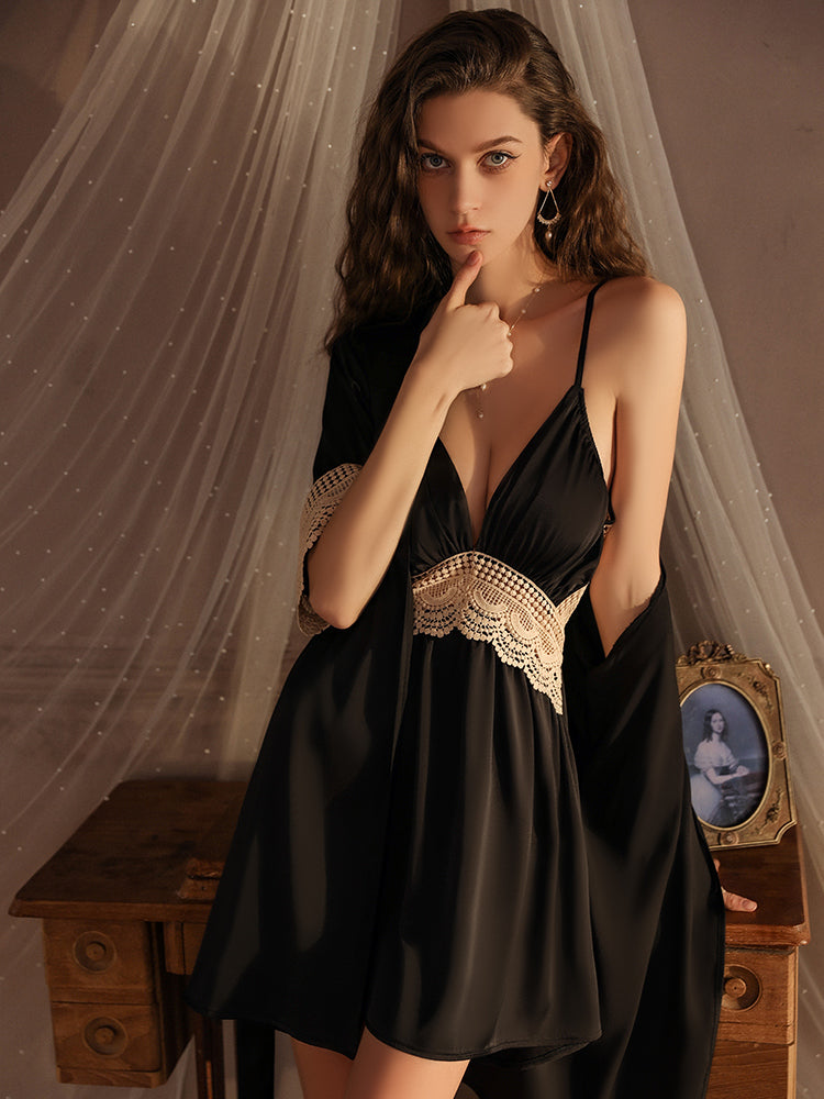 Robe nuisette élégante en satin avec détails en dentelle