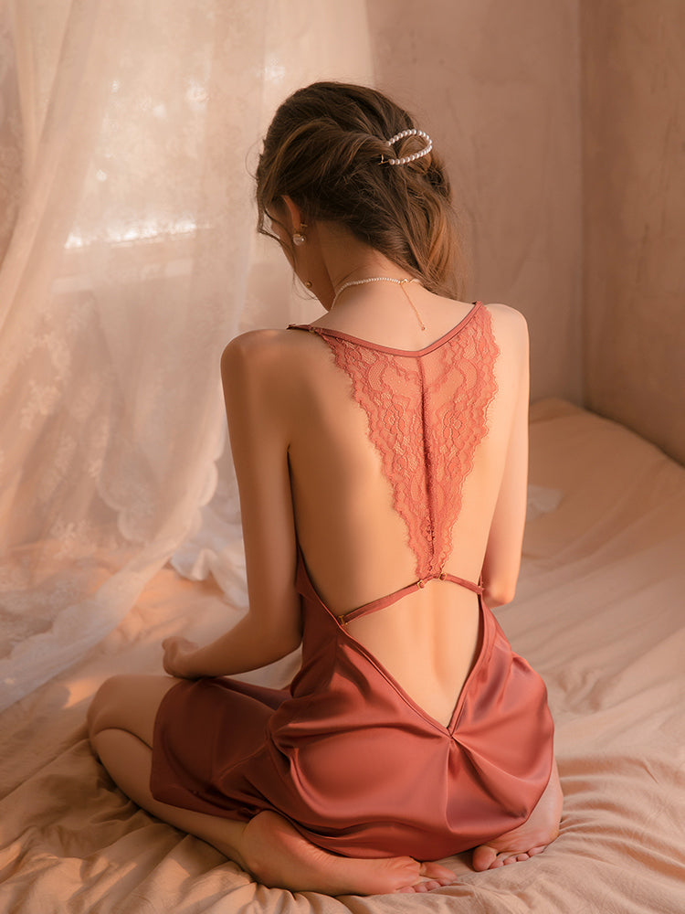 Robe nuisette mi-longue en satin soyeux et élégant