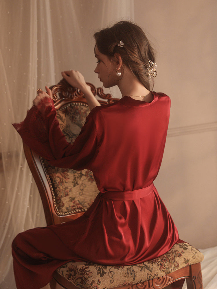 Robe de chambre élégante en soie avec bordure en dentelle