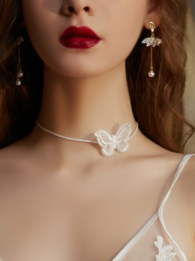 Collier ras du cou en dentelle papillon