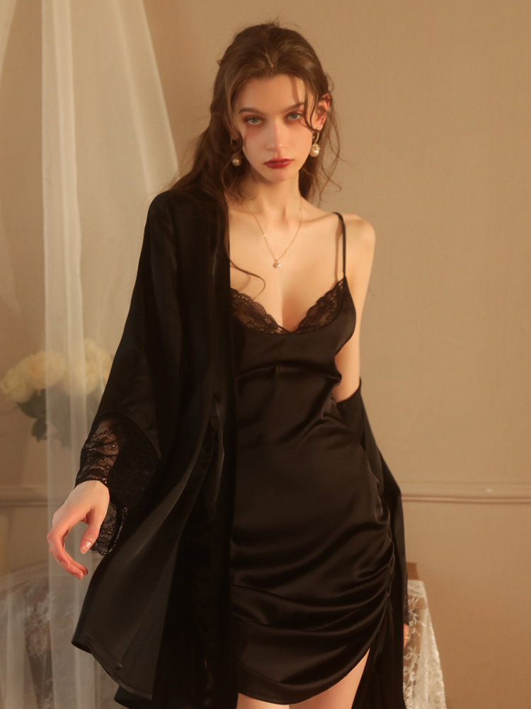 Robe nuisette en satin Elegance avec bordure en dentelle