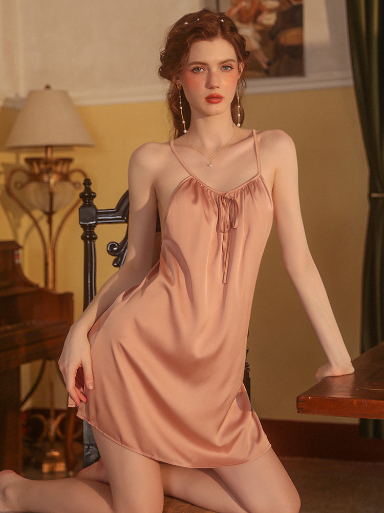 Robe nuisette élégante en satin à col licou