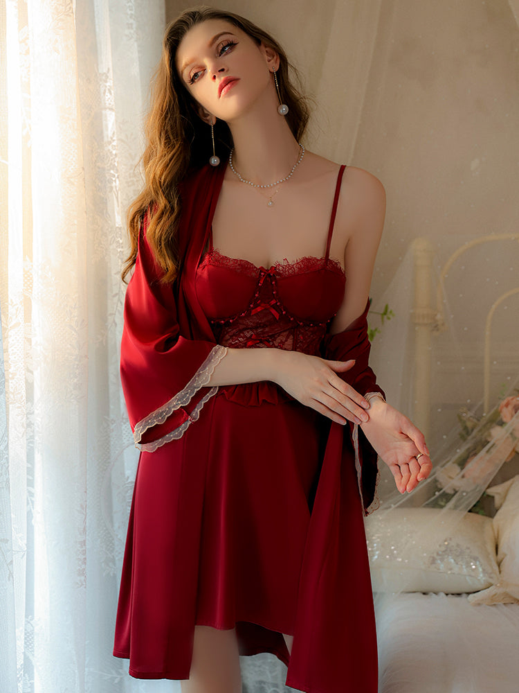 Robe nuisette en satin avec détails en dentelle et perles