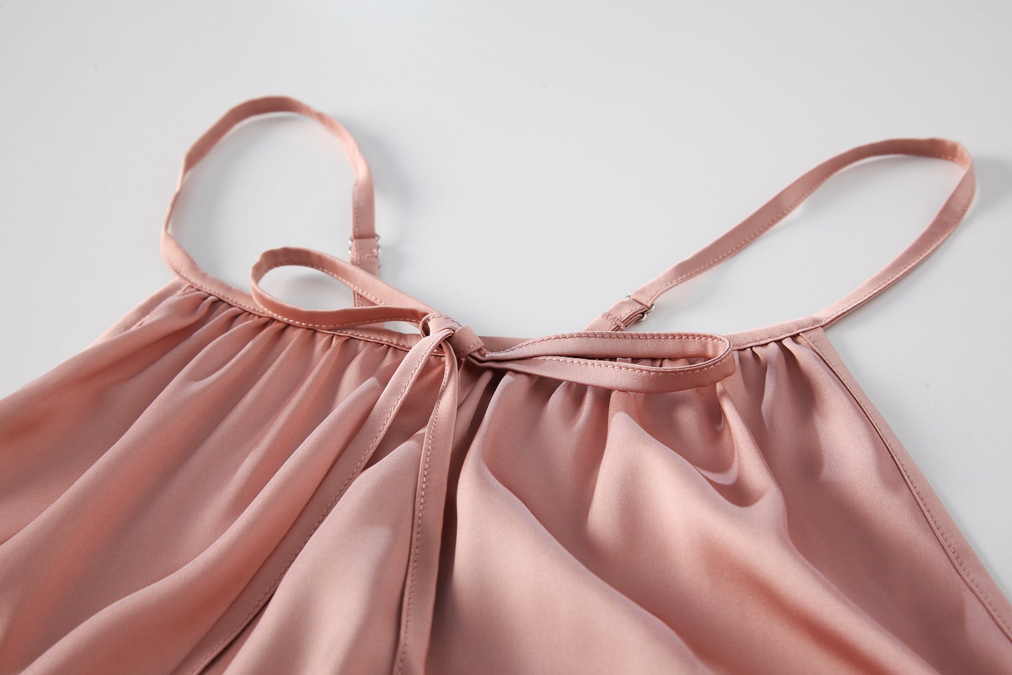 Robe nuisette élégante en satin à col licou