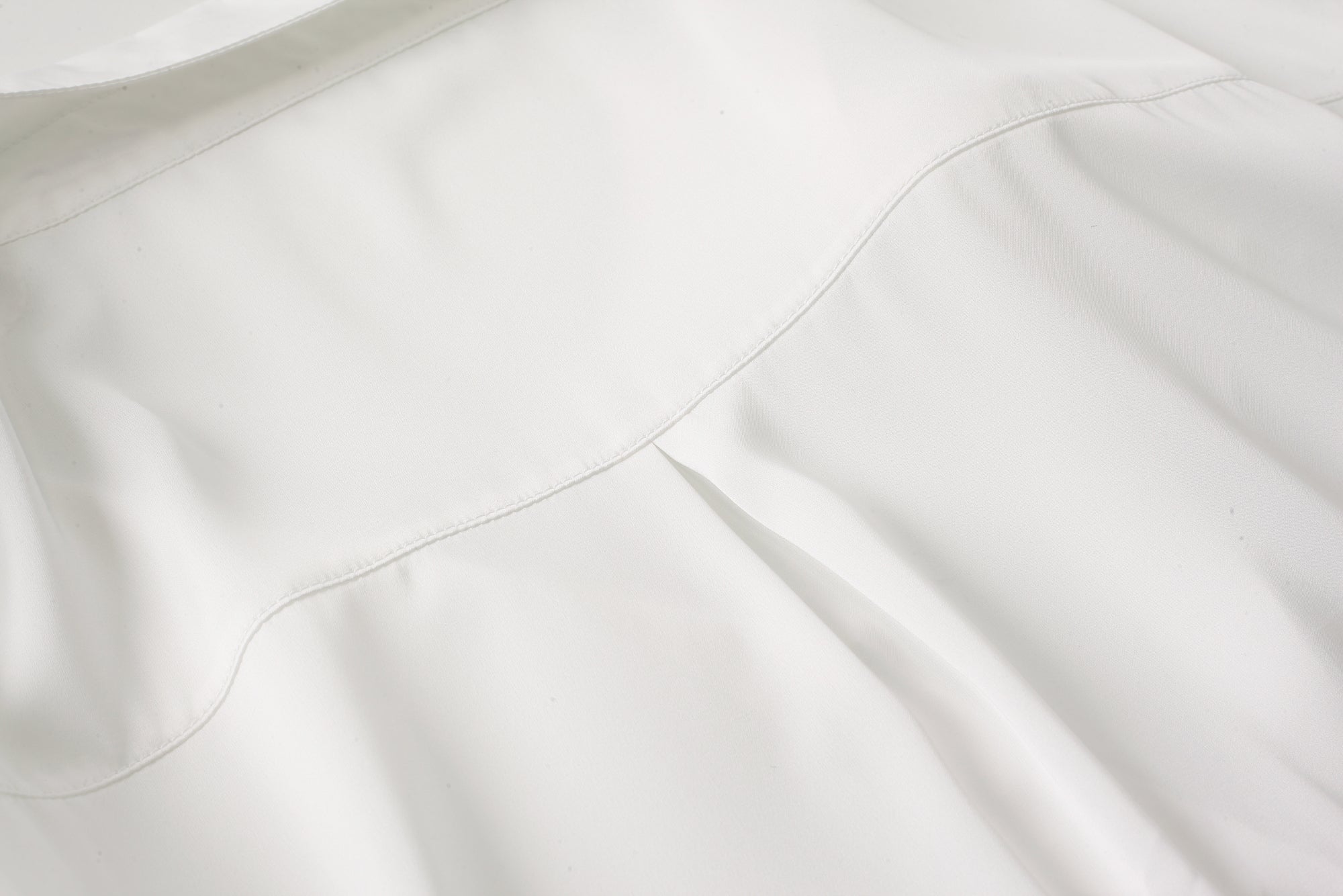 Chemise de nuit en satin drapé éthérée avec chemise surdimensionnée boutonnée