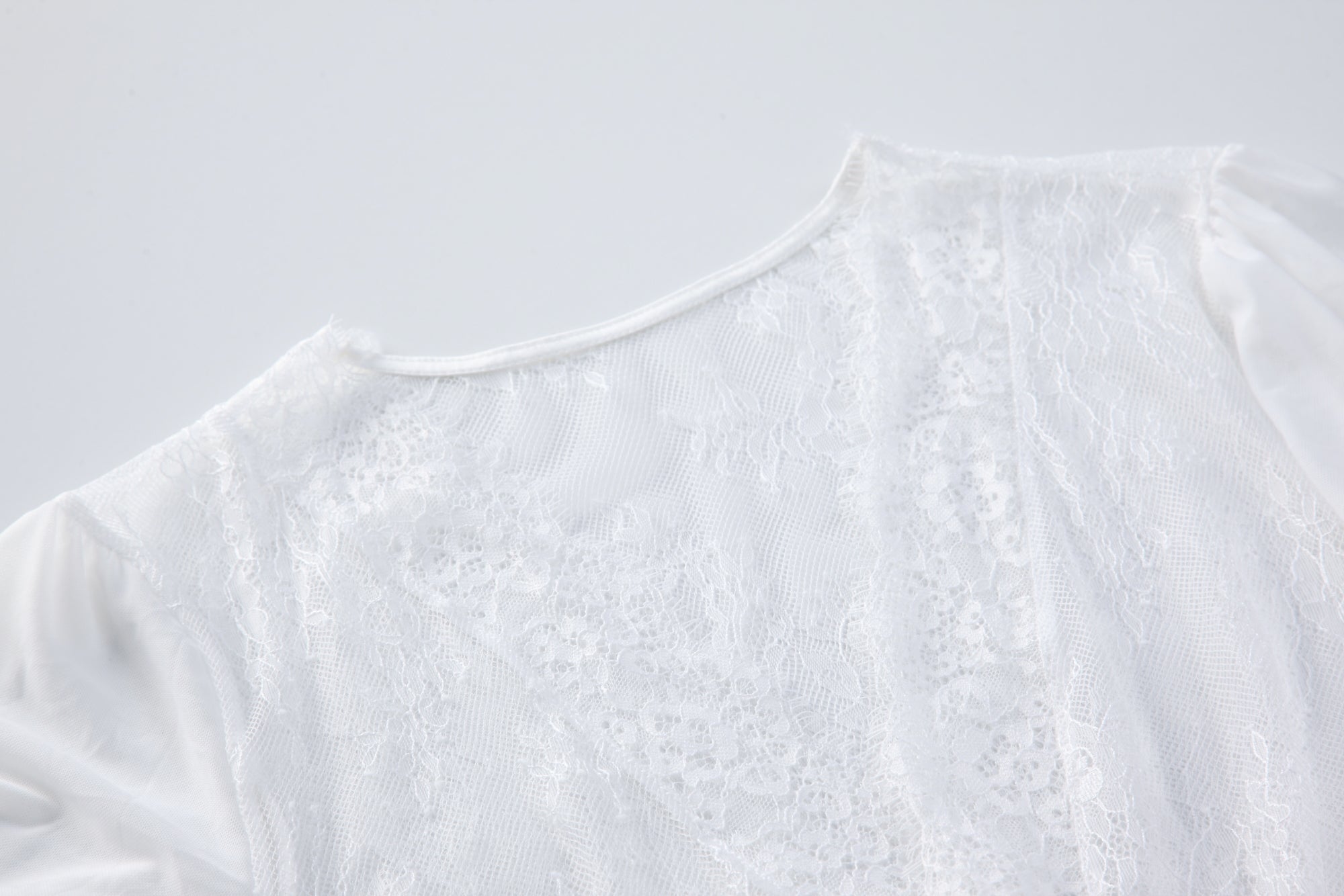 Chemise de nuit élégante en satin blanc avec détails en dentelle